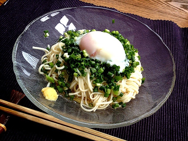 ぶっかけ素麺のネギたっぷり温玉のせ！