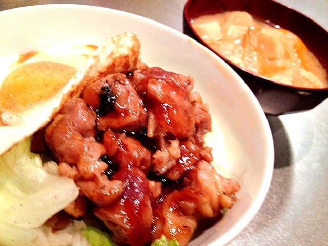 焼鳥丼と味噌汁