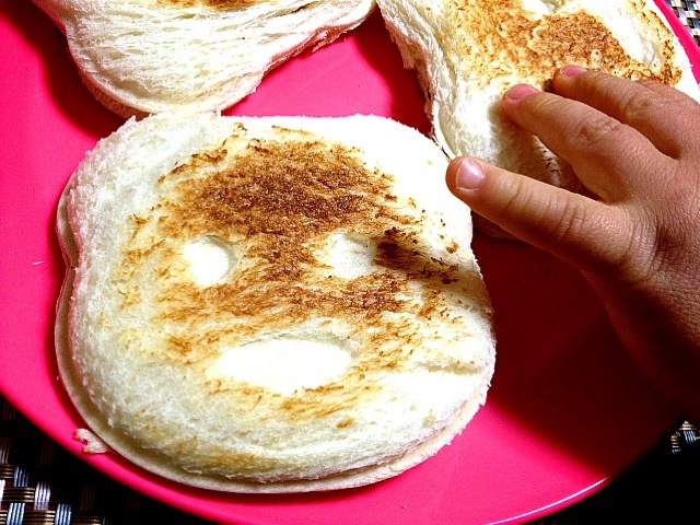 息子作 オイルサーディンとマッシュポテトのやーつw でホットくまさんド Sandwiches with "herb-crusted grilled oiled-sardines and mashed potatoes"