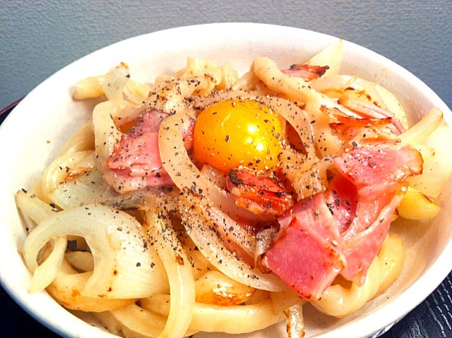 手打ちうどんの残りでカルボナーラ風焼うどん