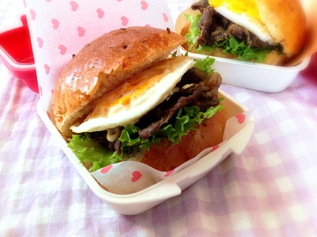 4月25日  牛肉と両面目玉焼きの米粉パンハンバーガー弁当