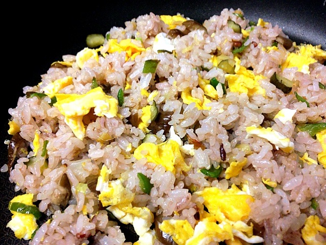 漬かりすぎてしょっぱくなった糠漬けでチャーハン / Chinese-style fried rice including chopped vegetables pickled in a fermented medium of rice bran and brine