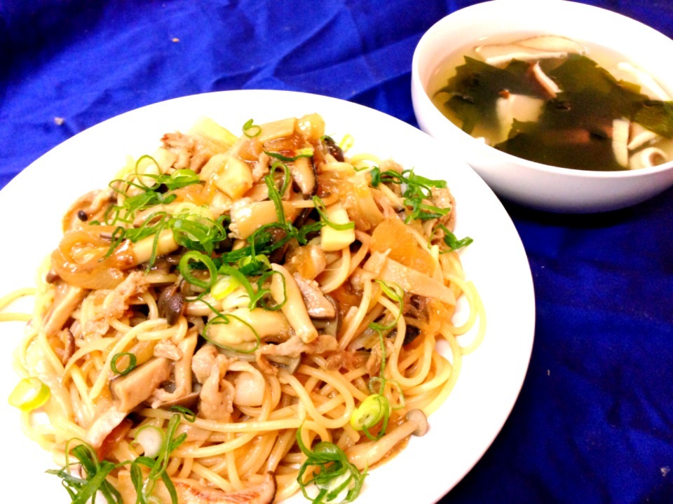 豚肉ときのこと和風パスタと椎茸とワカメのスープ