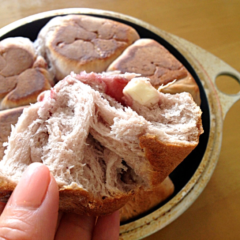 パンが焼けたよ〜♡今日はブルーベリーとクリームチーズ味だよ♡