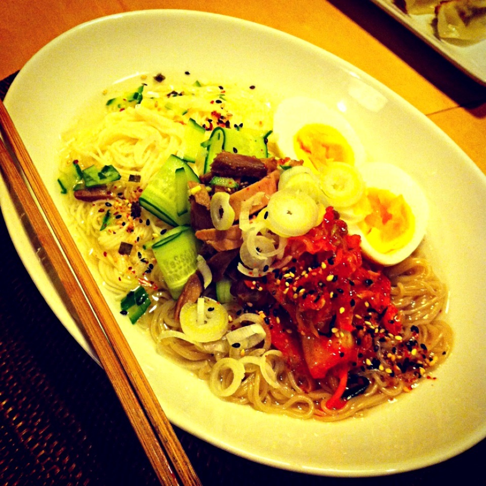 冷麺と素麺のハーフ＆ハーフ。