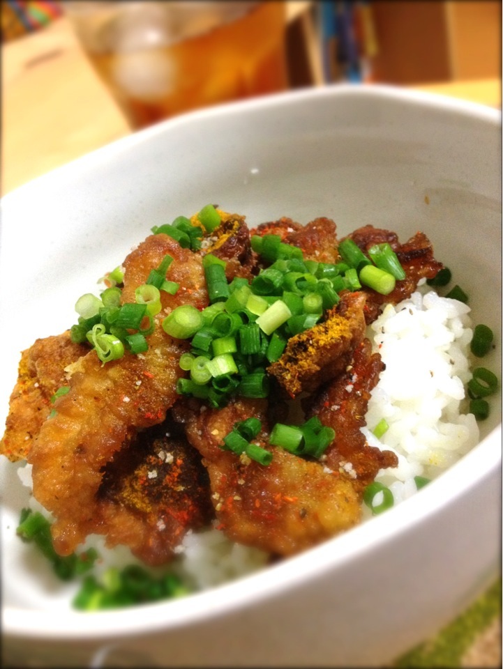 鶏皮から揚げ カレー味丼