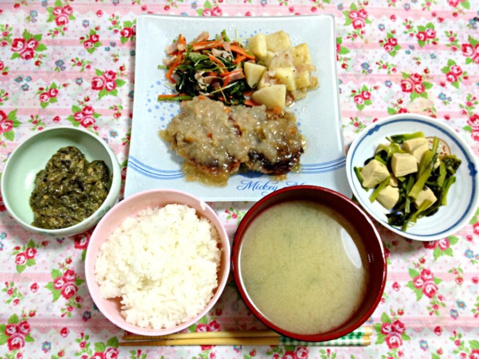 カブの肉詰めに使ったお肉でハンバーグ、小松菜と高野豆腐の煮物、みずのたたき