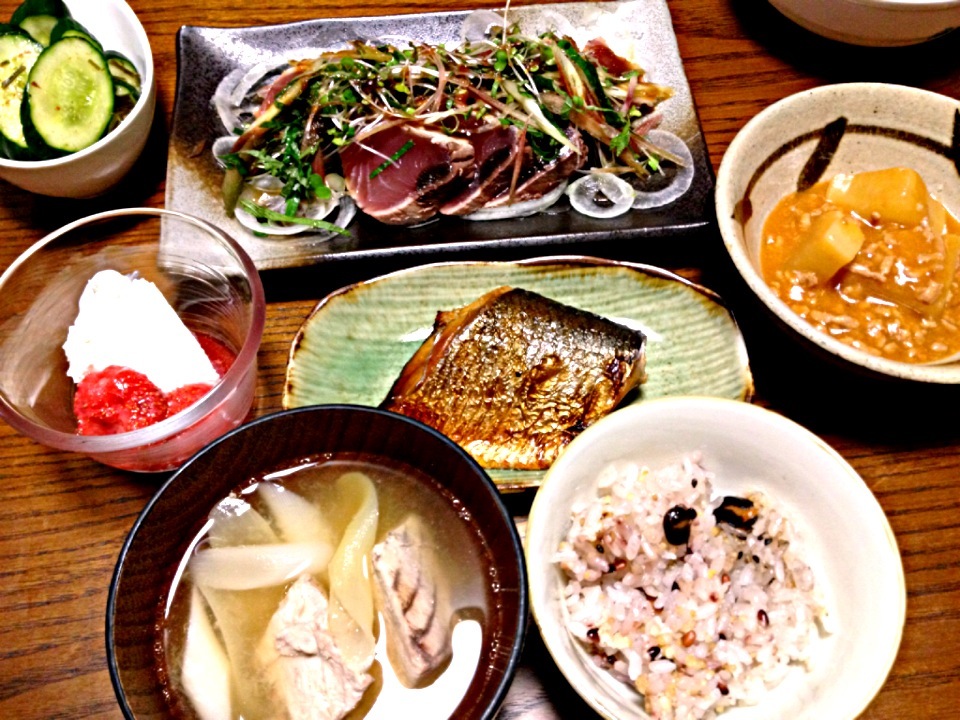 カツオのたたき、大根のトマト味噌煮、ニシンの照り焼き、キュウリの梅おかか漬け、アラ汁、雑穀ご飯、水切りヨーグルトイチゴジャム添え