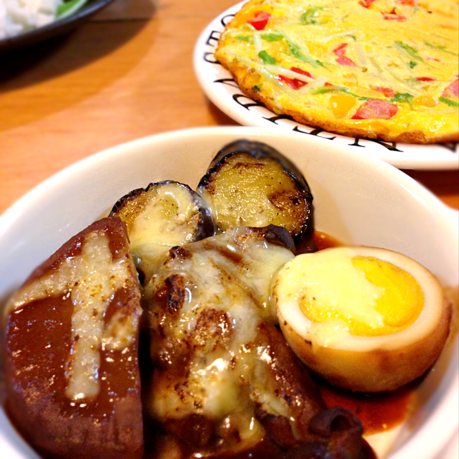 シカプーのどて煮のチーズ焼き♥＆水菜の茎とパプリカのフリッタータ