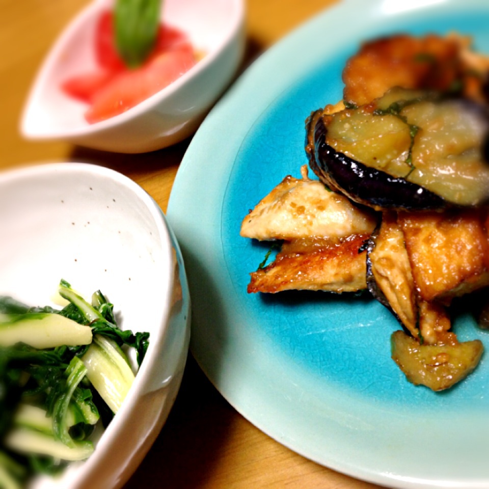 茄子と厚揚げと鶏ササミの味噌炒め♡うまい菜のおひたし♡トマト