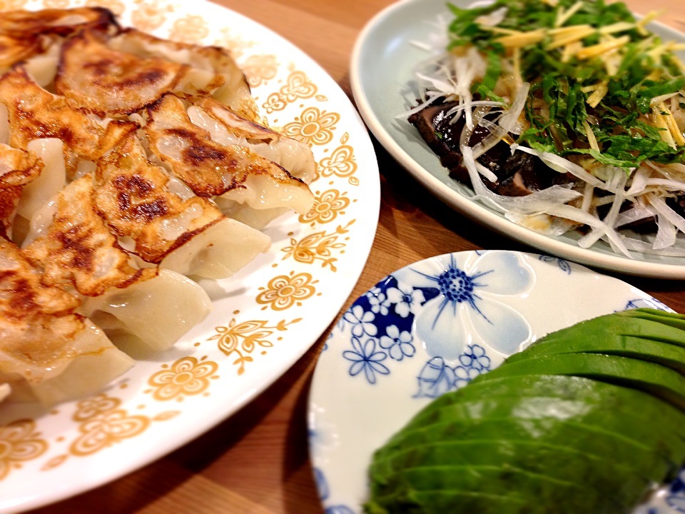 キャベツたっぷり餃子と鰹のタタキの晩ご飯