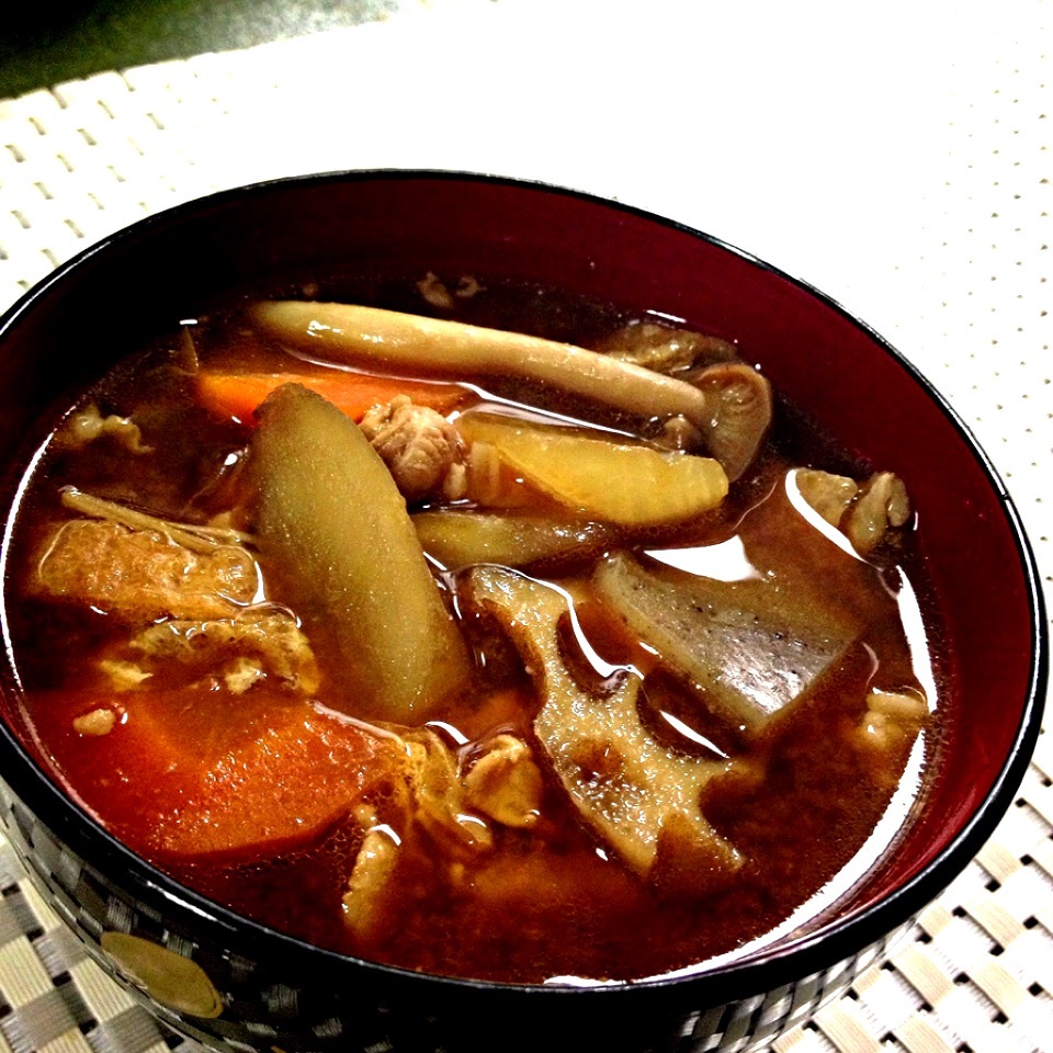 赤だしの豚汁 Tonjiru -stewing pork and vegetables with akamiso