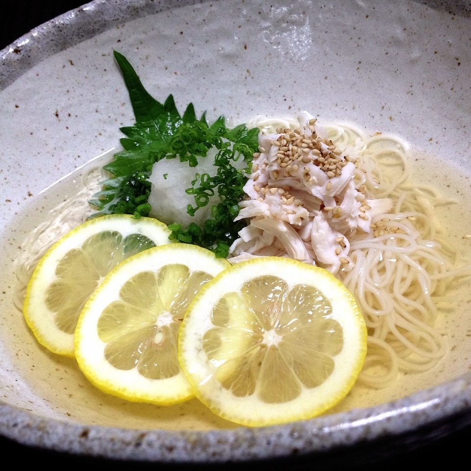 Thin wheat noodles of Fresh lemon & White meat of a chicken