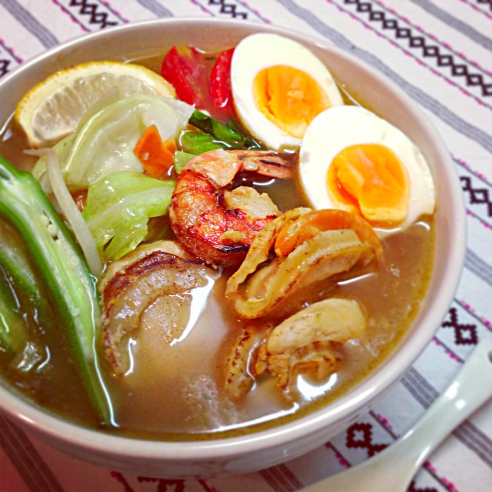 色々のっけバターキムチラーメン。