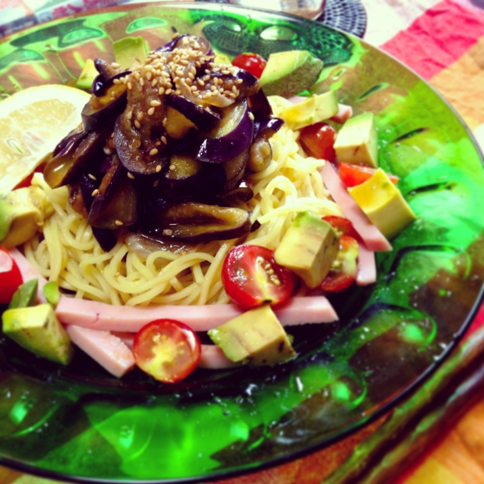 今日のトモコンダテは茄子が主役の冷麺