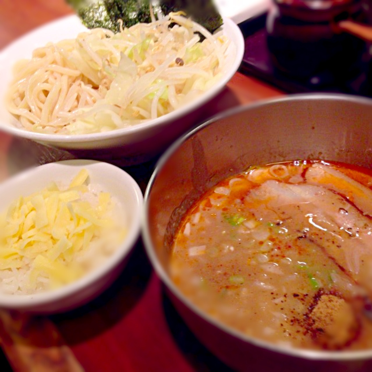 今日のまかない エビつけ麺 冷やし野菜も。 今年の夏のまかないはこれがスタメンだった