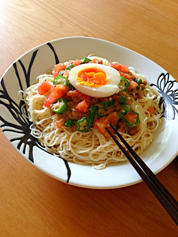 オクラとトマトと納豆のねばねばそうめん