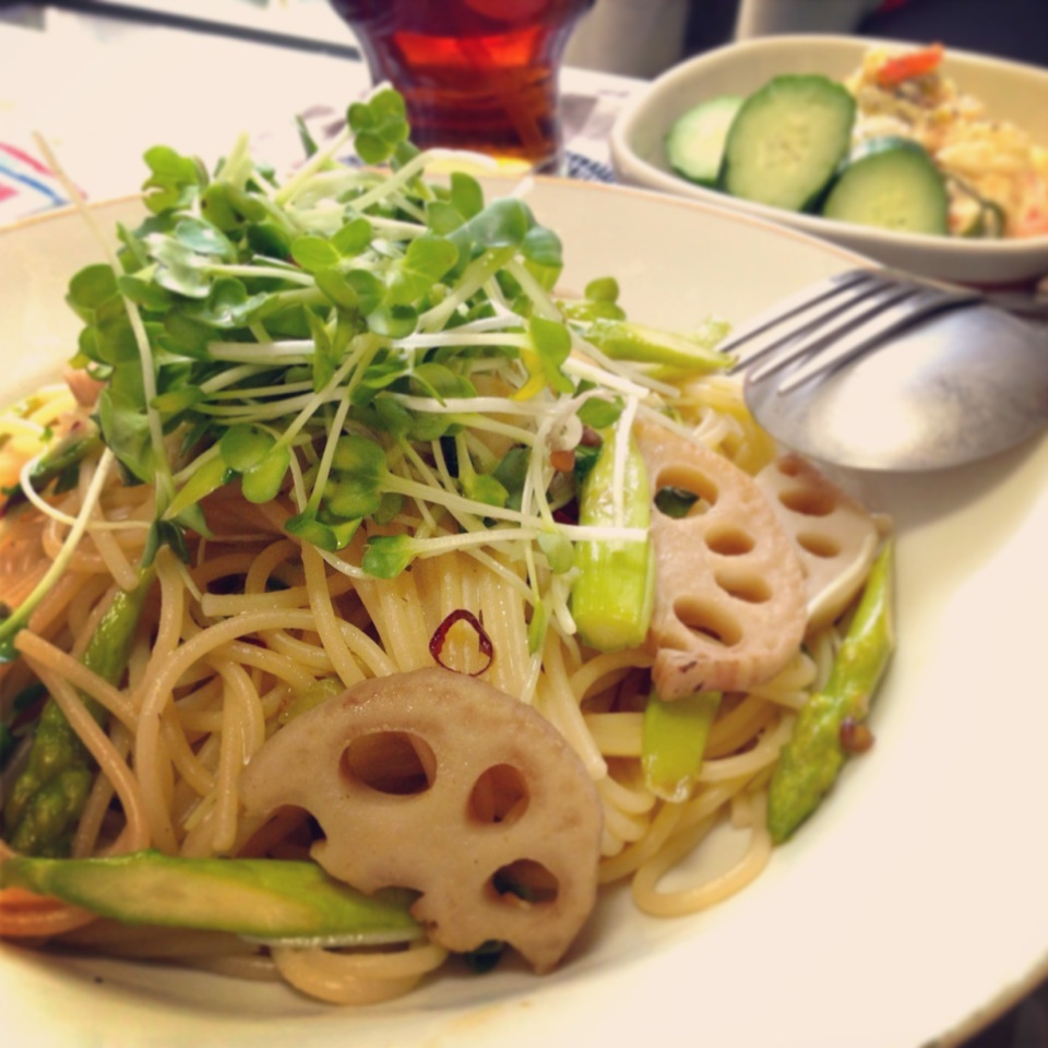 今日のトモコンダテはおかんの蓮根煮とアスパラのパスタ