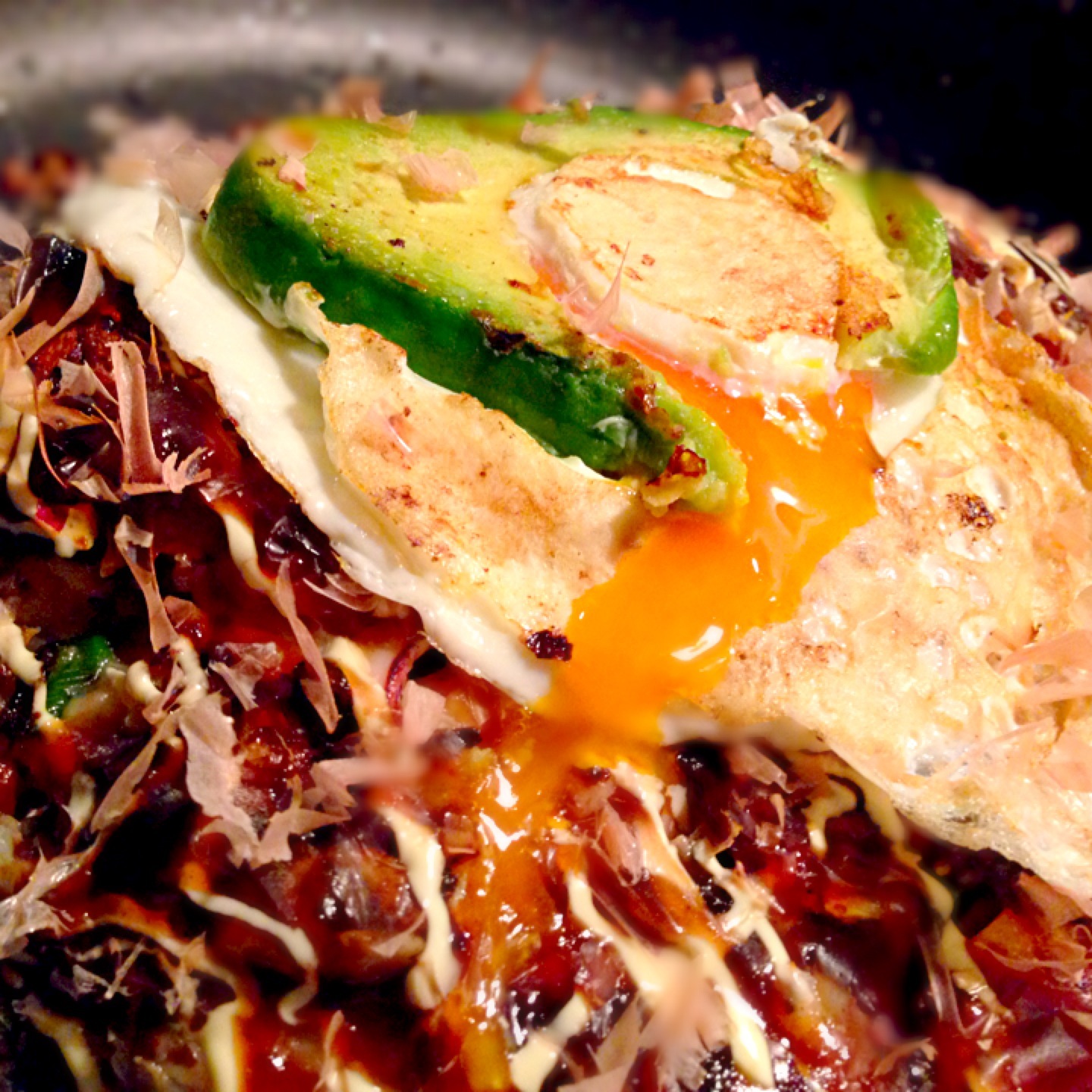 ごめんなさいFried egg in avocado on the OKONOMIYAKI