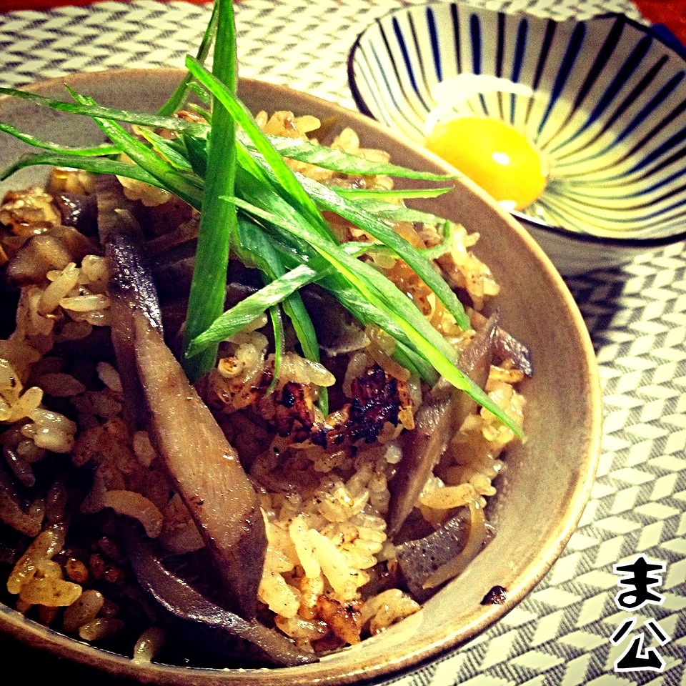 すき焼きの残り汁と煮〆の牛蒡、蒟蒻で土鍋炊き込みご飯 Takikomi rice with sukiyaki  soup
