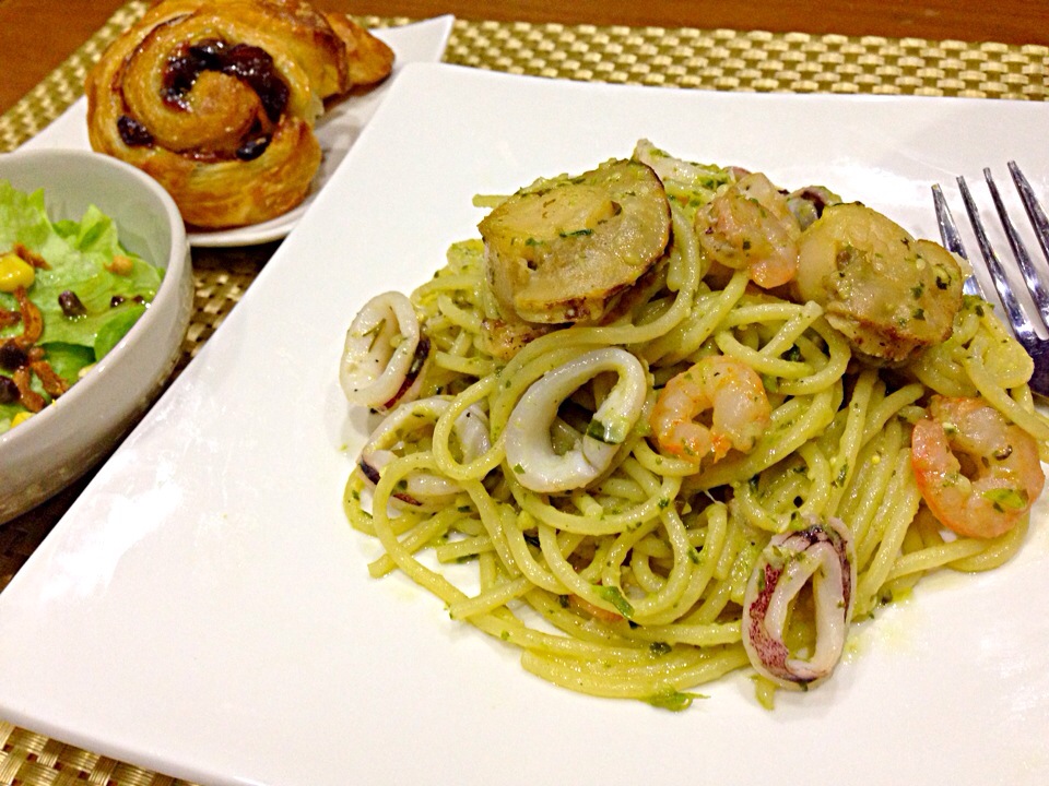 シーフードジェノベーゼパスタが今日の晩ご飯だぁ〜い