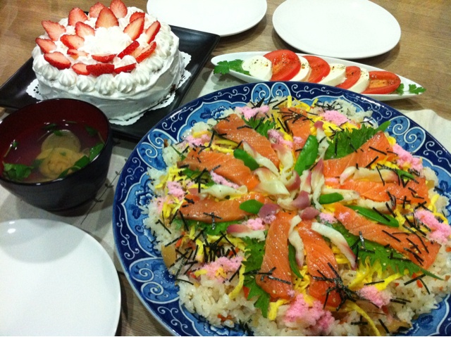 一日早い雛祭りご飯〜北寄貝とサーモンのちらし寿司・カプレーゼ・はまぐり潮汁・苺ケーキ