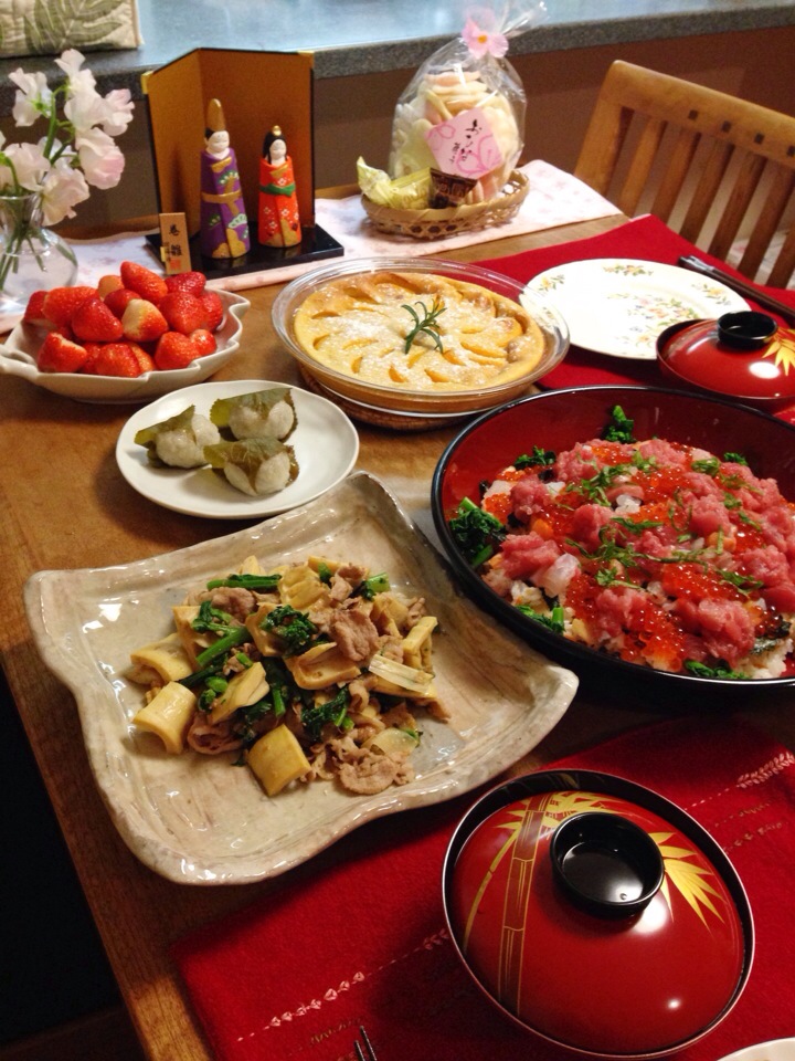 ちらし寿司  筍と豚肉と菜の花炒め、ホタテのお吸い物、桃のクラフティ、いちご、桜餅