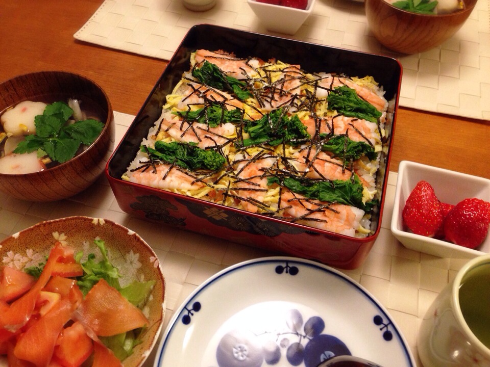 菜の花散らし寿司、スモークサーモンのサラダ、蛤潮汁、いちご