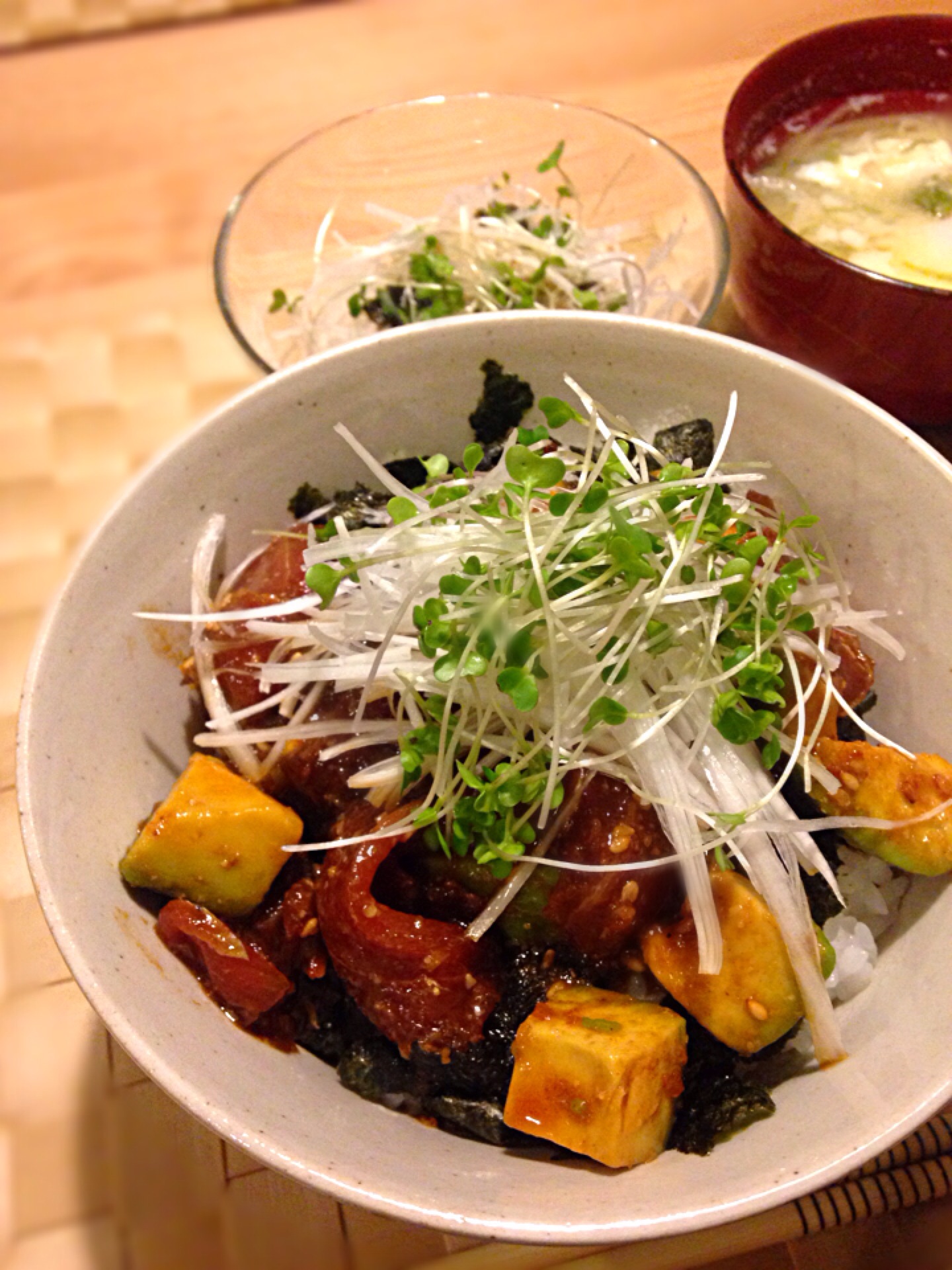 マグロとアボカドの漬け丼