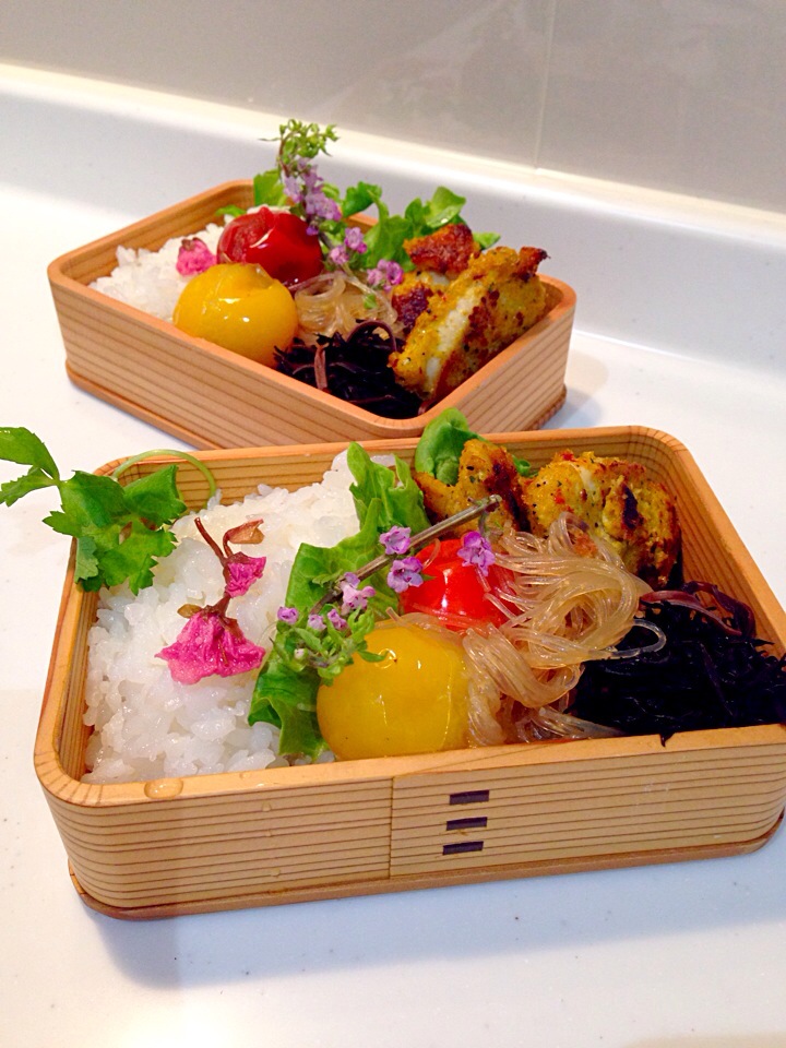 チキンのカレー風味揚げないカツ。春雨とトマトの煮物。ヒジキ、キクラゲ煮。