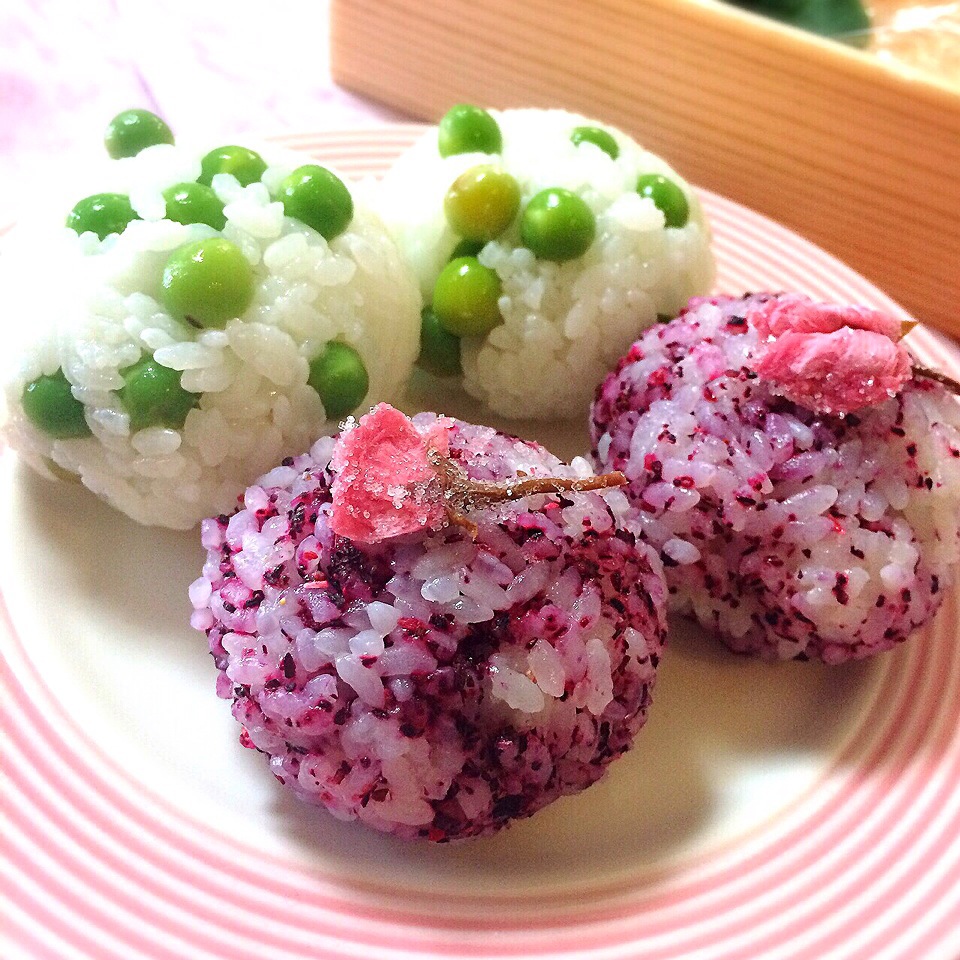 春のおにぎり〜お豆ご飯とハイビスカス塩を使って〜