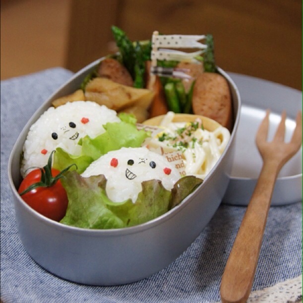 柏餅に見立てたおにぎり弁当