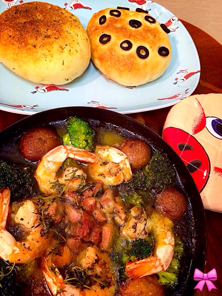 焼き鳥缶(塩味)とマッシュルームのアヒージョ…この際海老はおまけ！