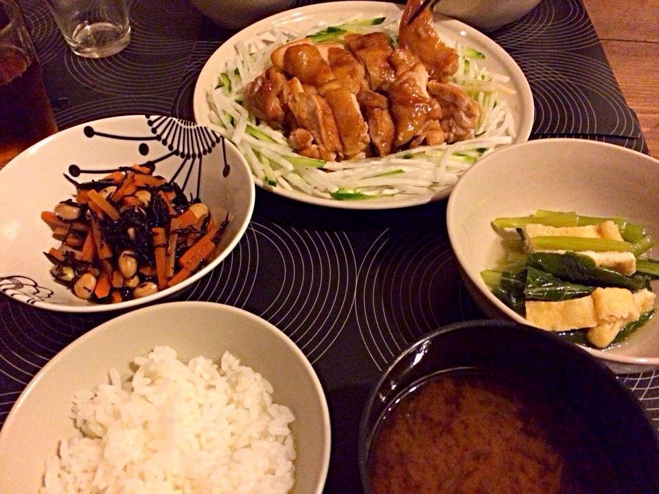 照り焼きチキン、ひじきの煮物、小松菜と油揚げの煮浸し、新玉ねぎの赤だし