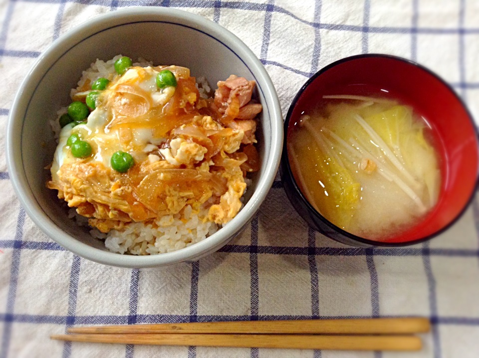 親子どん。エノキと白菜の味噌汁