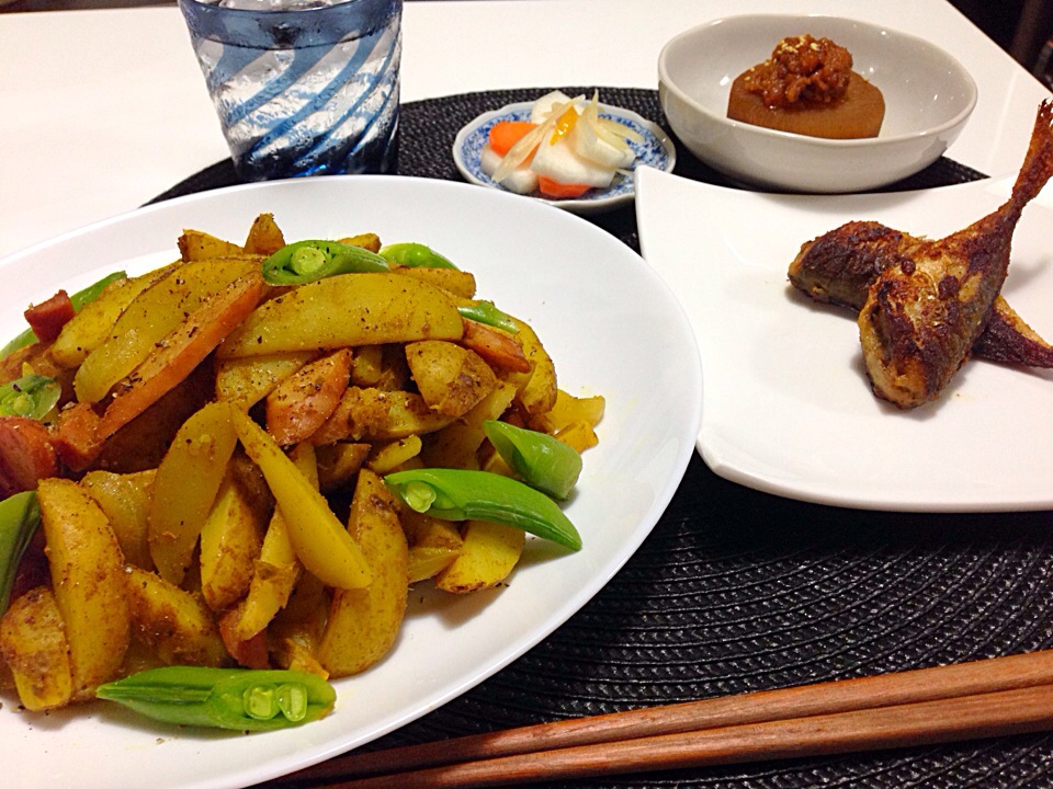 今日の肴は、塩麹入りカレージャーマンポテト、鯵の唐揚げ、大根の豚味噌のせだぁ〜❗️