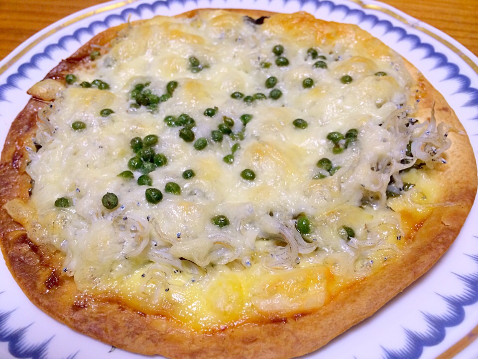 定番のしらすのピザに、昨日作った山椒の実の塩漬をトッピング(^_−)−☆ゴイスーな旨さ