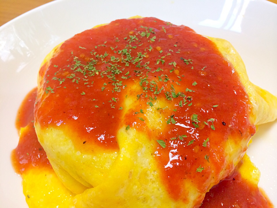 トマトだけで作ったソースでいただくオムライス(^_−)−☆いや〜一人前トマト4って…でも、旨い