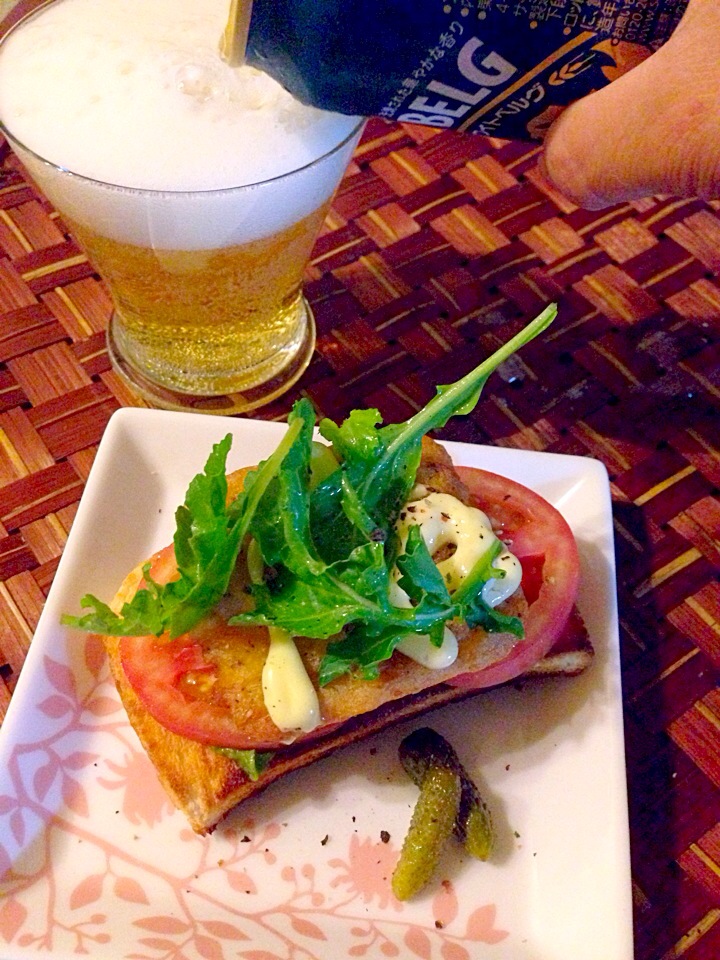 Open sandwich of fried chicken?ﾌﾗｲﾄﾞﾁｷﾝのｵｰﾌﾟﾝｻﾝﾄﾞ