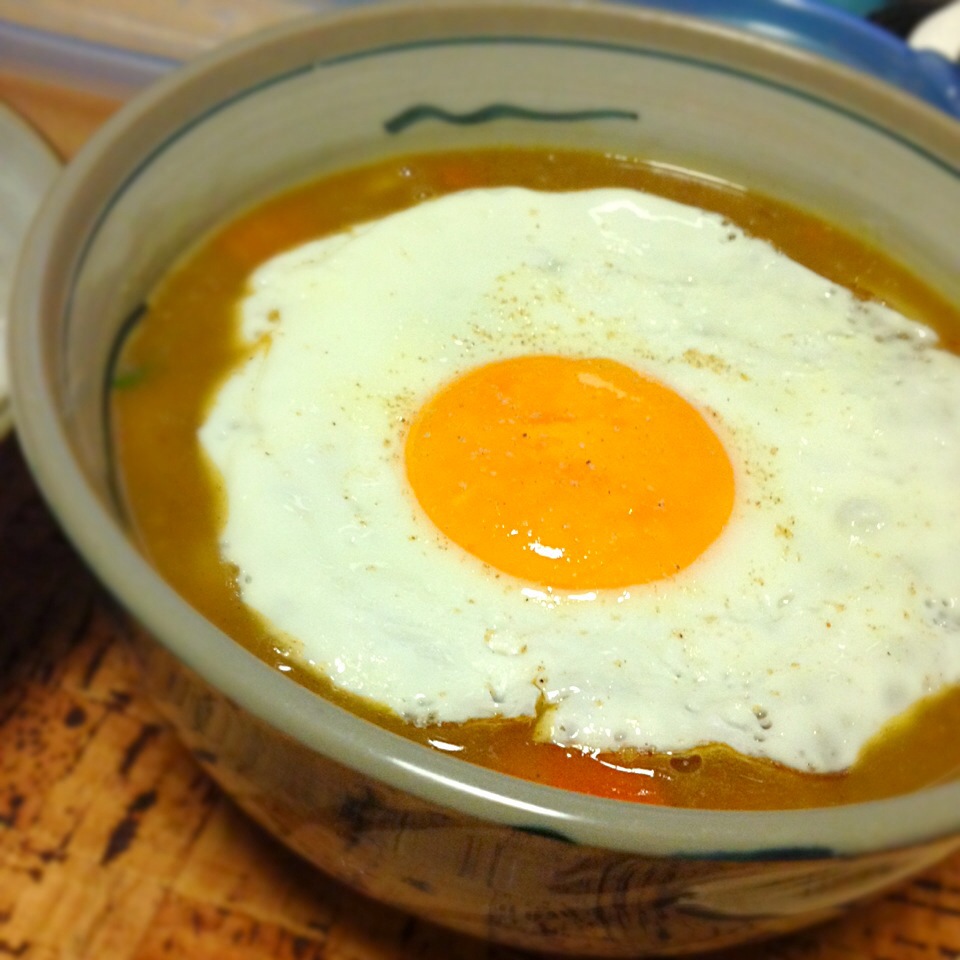 目玉焼き・オン・ザ・カレーうどん