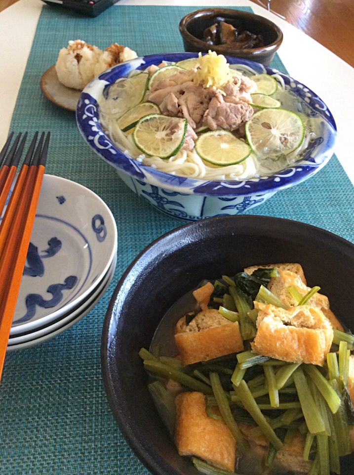 今日のお昼。小松菜と揚げさんの炊いたん。鶏へべす冷やし麺。茄子の辛子醤油漬け。残り物ご飯のオニギリ。
