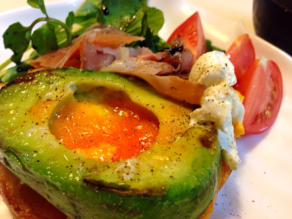 OMさんの料理 Fried egg in avocado