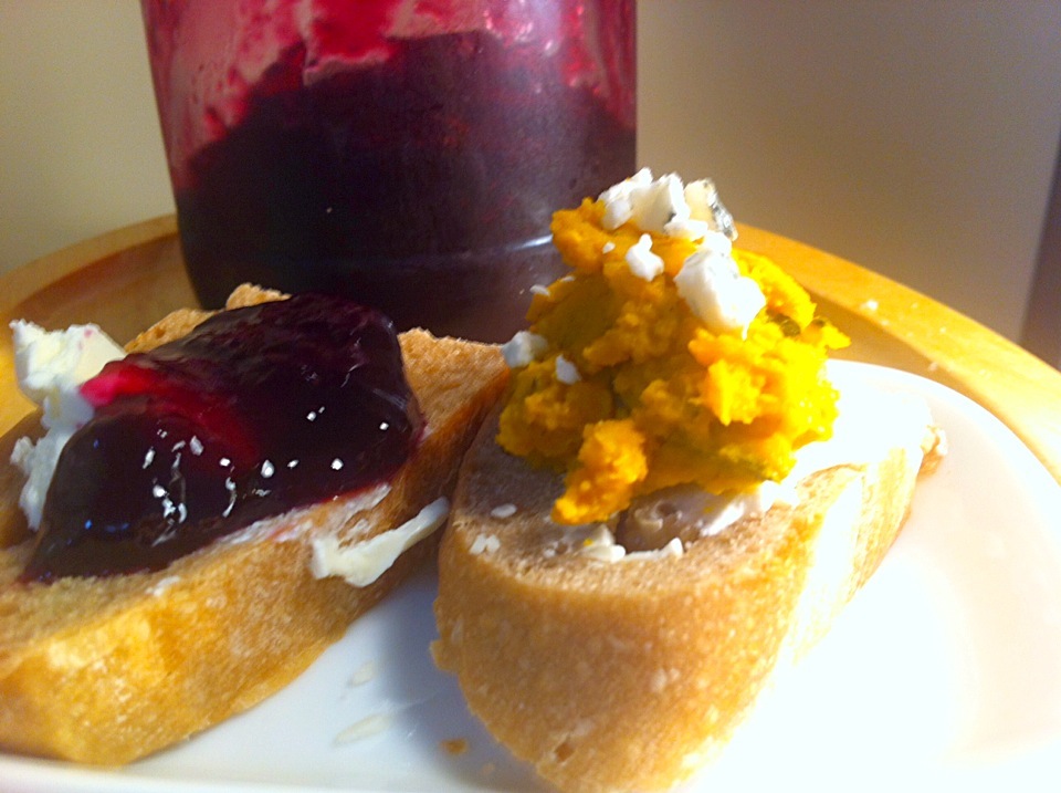 OMさんの料理 Pumpkin salad   with Gorgonzola    を、初天然酵母パンにのせたトースト、天然酵母を起こした時に使ったぶどうのジャムで、ジャムトースト