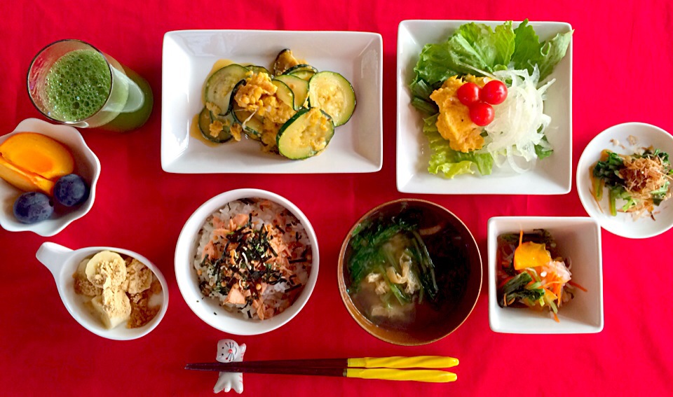 朝ごはんは勝負飯^o^ズッキーニの卵とじ、かぼちゃサラダオニオンスライス、柿生酢大根菜入り、大根菜のお浸し三升漬けのっけ、鮭フレークごはん、揚げと大根菜の味噌汁、きな粉バナナヨーグルト、フルーツ、青汁(*^_^*)