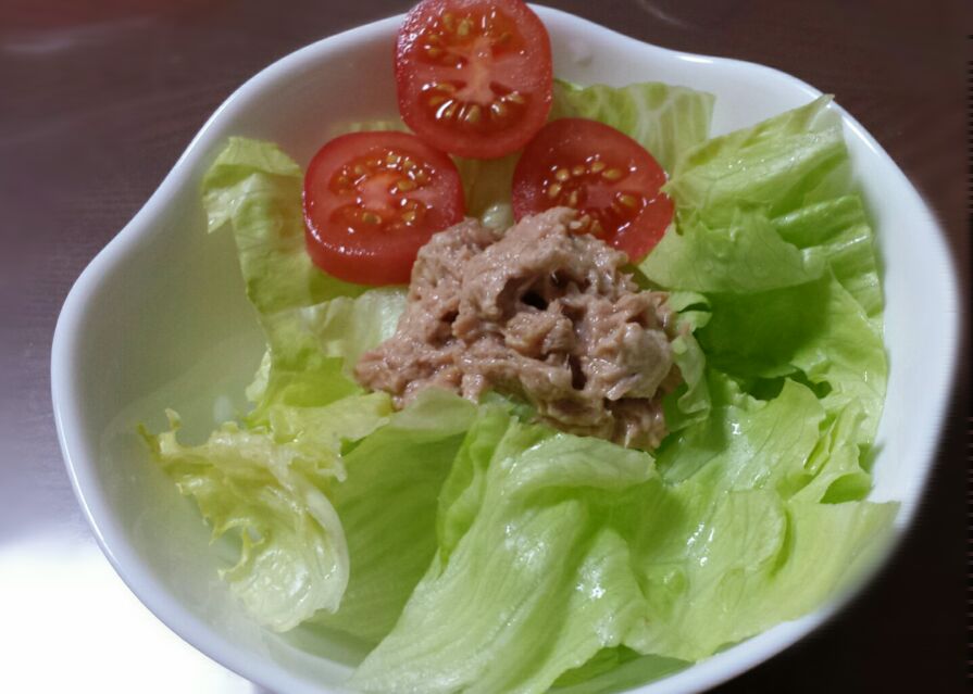 fresh salad #Healthy #food #tuna #lettuce #tomato #cesarDressing @jojolim