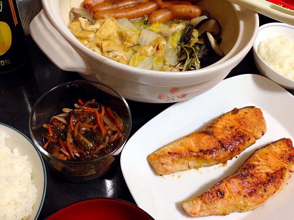 今日の晩ご飯は、鶏塩だしの寄せ鍋、秋鮭の西京焼き、数の子松前漬け。