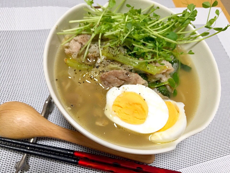 前日のお鍋をリメイクして♡ 塩ラーメン豆苗のせ！