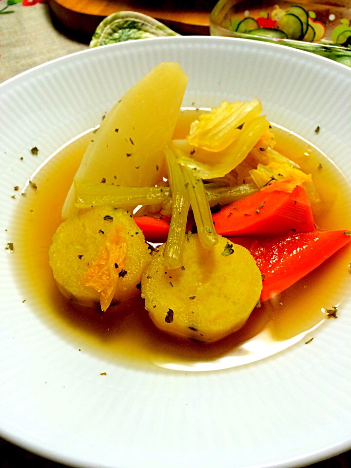 大根、人参、サツマイモ、オレンジ白菜、カブの葉のポトフ