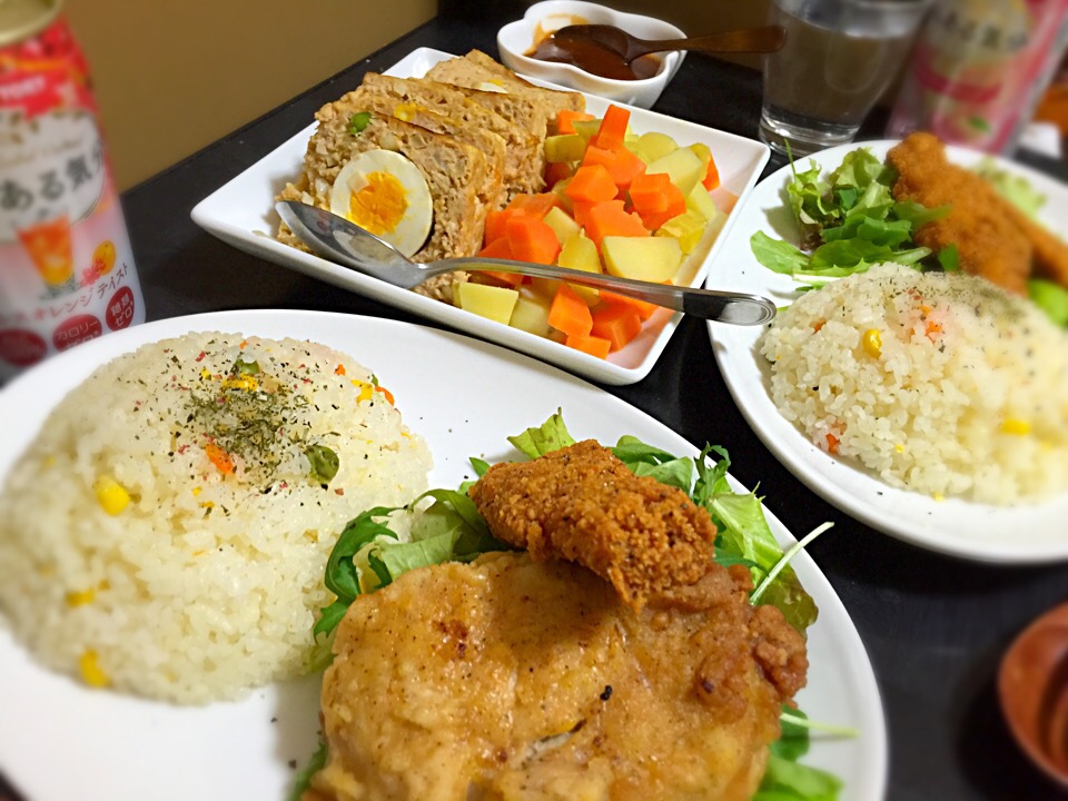 今日の晩ご飯は、バターピラフ、ミートローフ、蒸し野菜、ケンタッキーのチキン。