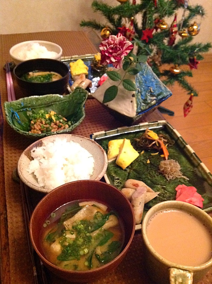 朝食 納豆 卵焼き 松前漬 ちりめん山椒  自家製赤カブ